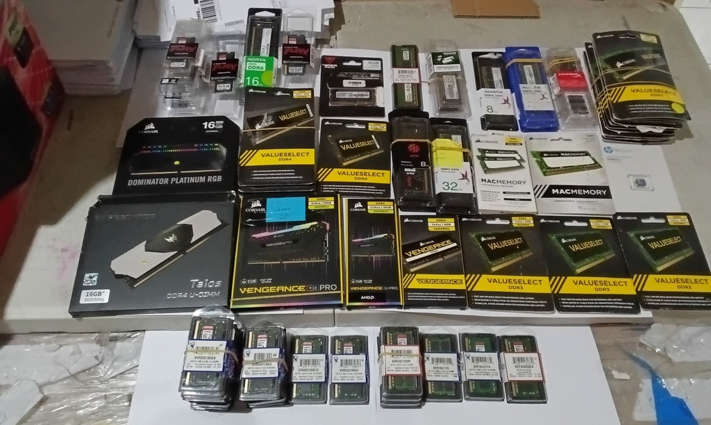 Lote de 15 memorias RAM, varios modelos, frecuencias y marcas
